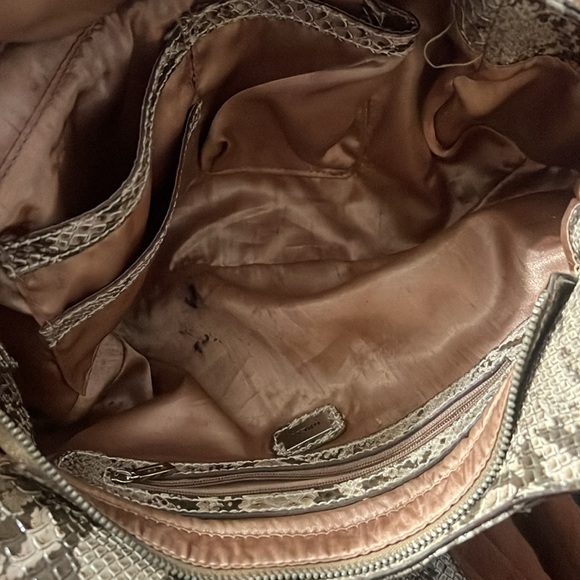 I’m selling this guess bag idk really much about the bag I just know it’s guess - Picture 5 of 6